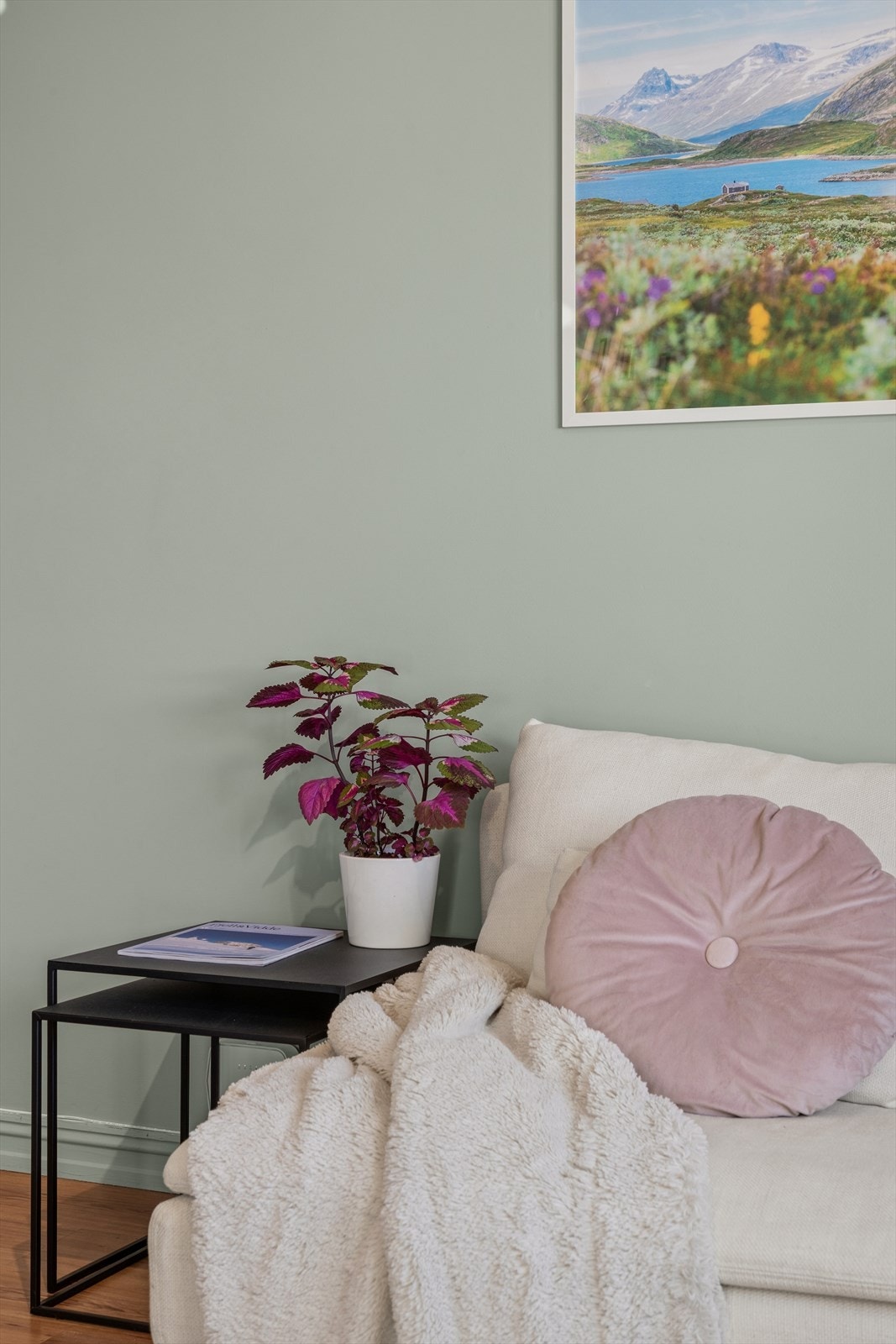 Behagelig fargertoner er gjennomgående for leiligheten. Galleribilde