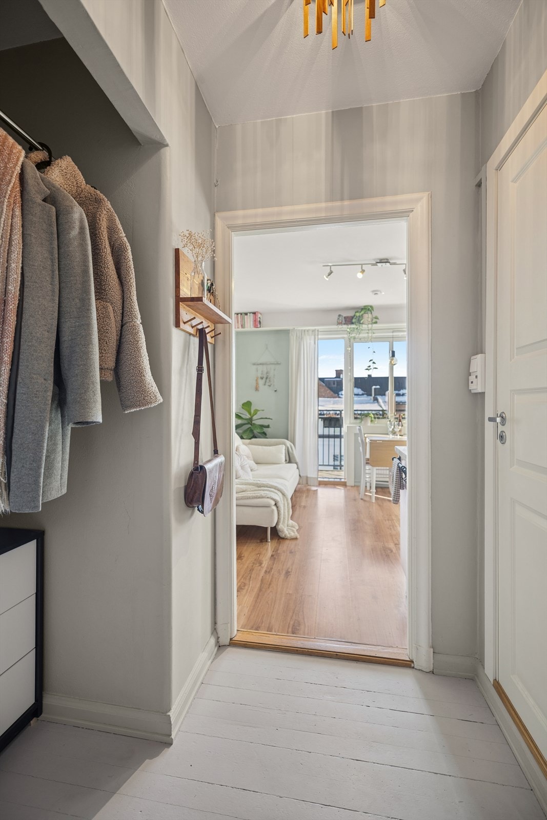 Lys og innbydende entré med god plass til oppheng av yttertøy. Praktisk planløsning gir en fin overgang til oppholdsrommet. Galleribilde