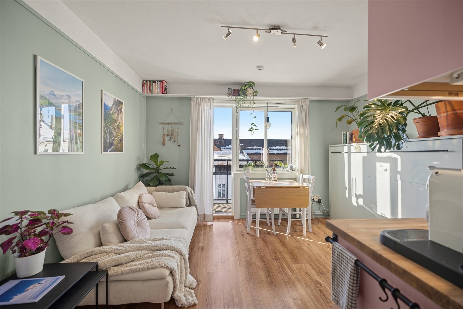 Stine Louise Opstadmo v/DNB har gleden av å presentere Marcus Thranes gate 9! En lys og arealeffektiv leilighet med sentral beliggenhet på Torshov/Grünerløkka. Galleribilde