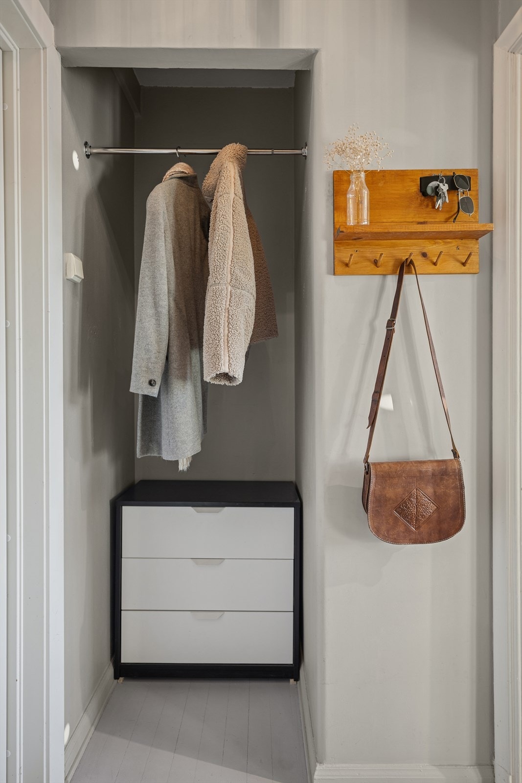 Smart nisje med oppheng og kommode gir gode oppbevaringsmuligheter uten å oppta unødig plass. Galleribilde