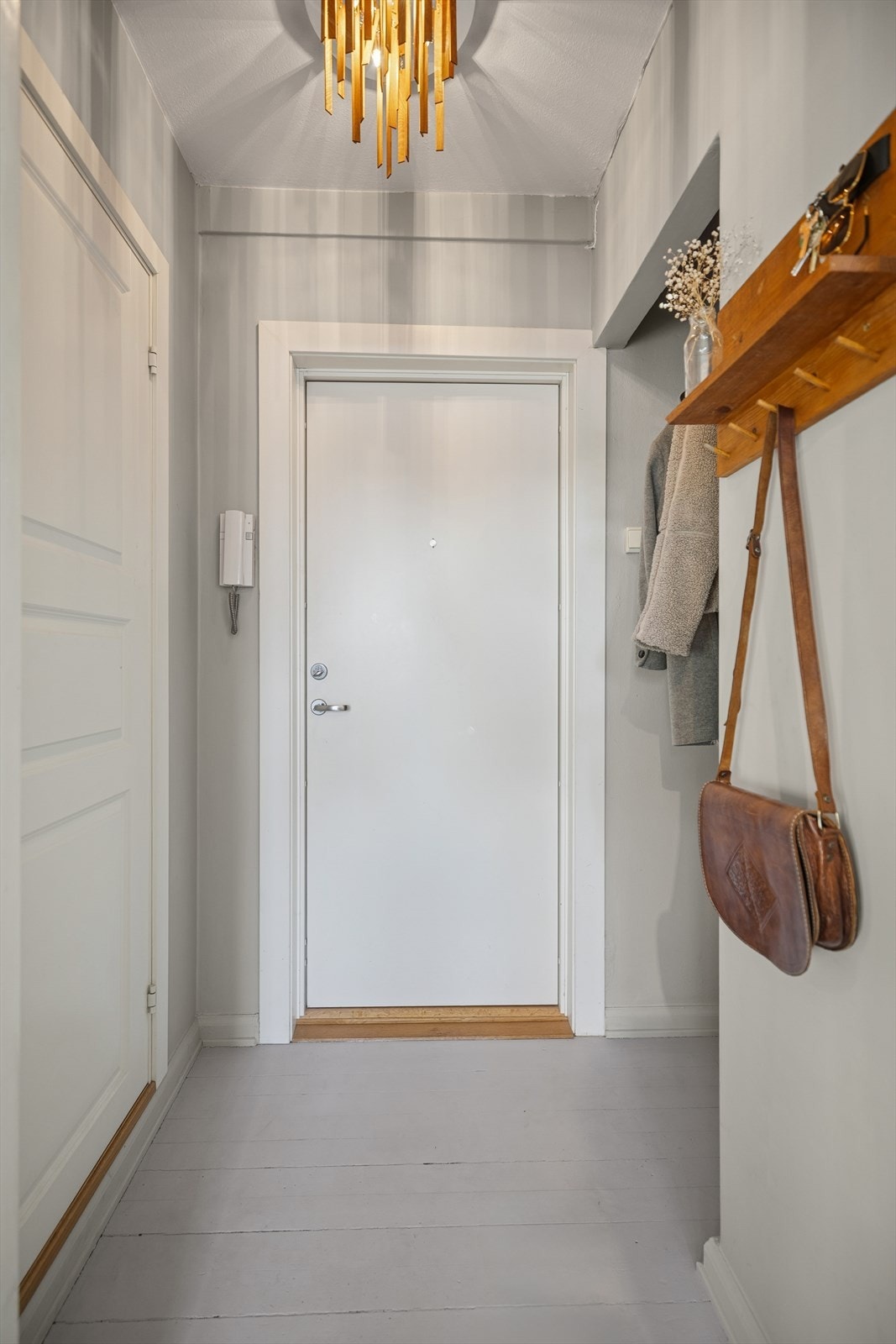 Pen og funksjonell entré med lyse flater som gir et luftig førsteinntrykk. Galleribilde