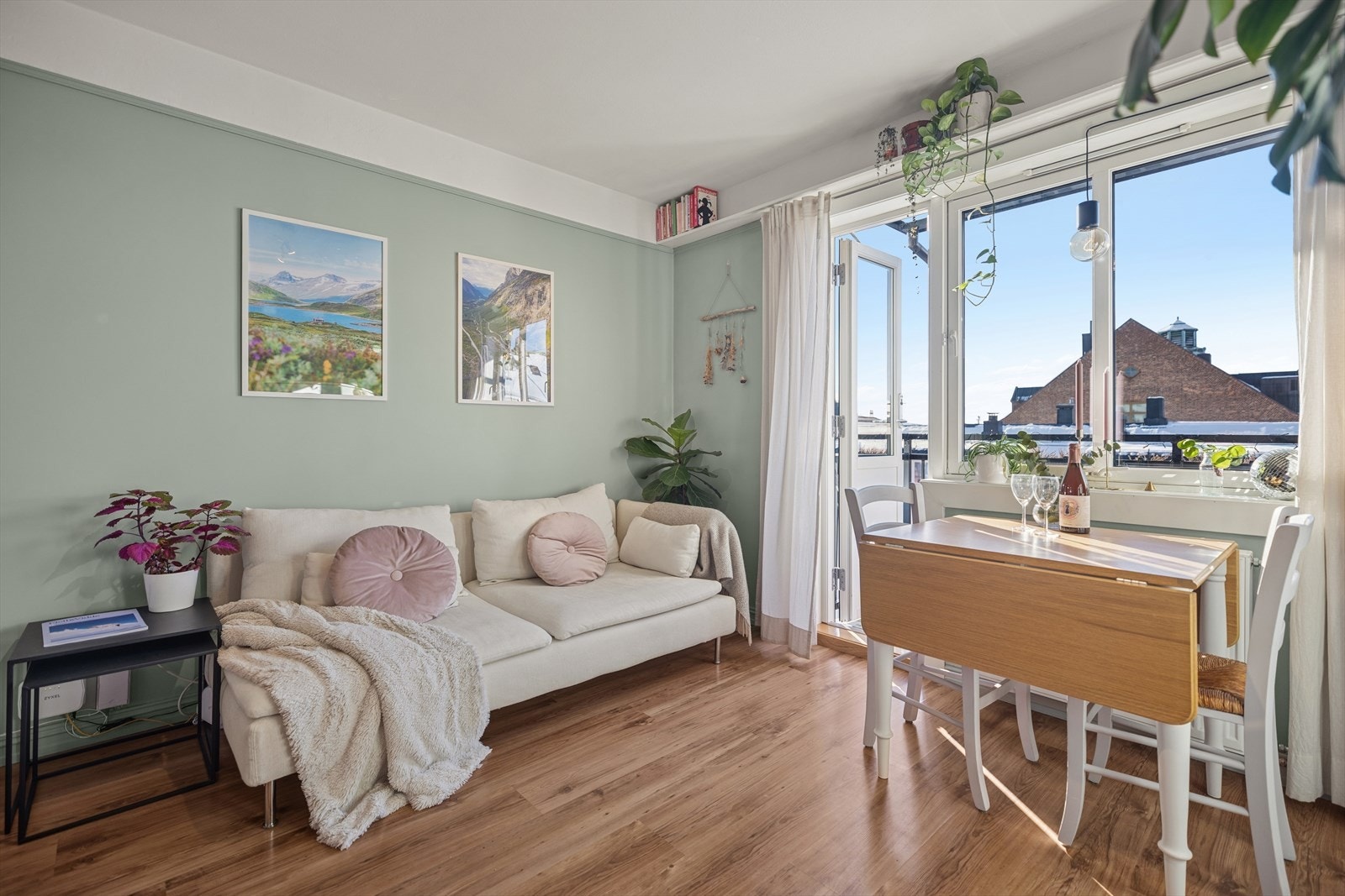 Lys og arealeffektiv stue med store vindusflater som gir rikelig med naturlig lys. God plass til både sofagruppe, spisebord og seng. Galleribilde