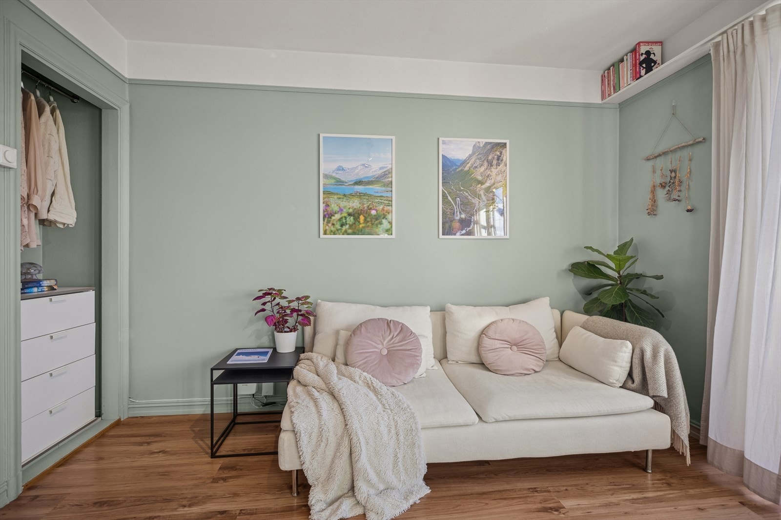 Åpen og sosial stue/kjøkkenløsning som gir en romslig og moderne følelse. Galleribilde