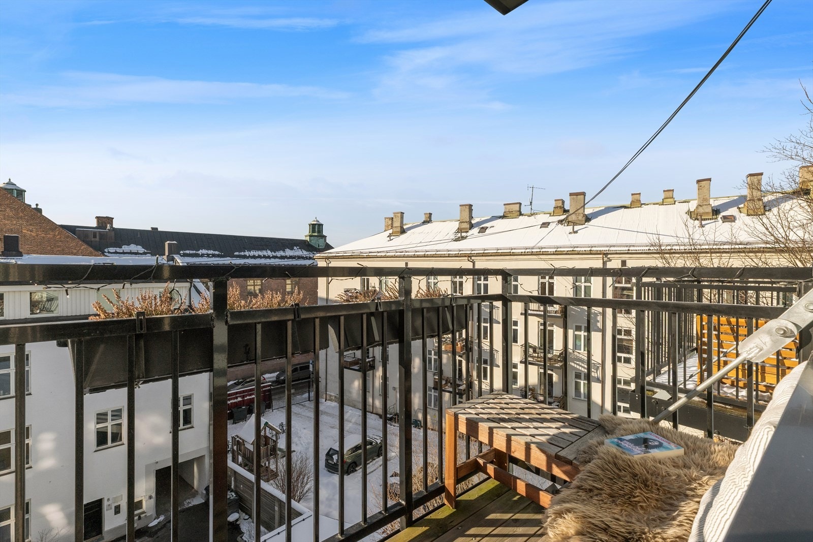 Solrik og hyggelig balkong med gode solforhold, vendt mot rolig bakgård. Her får du en skjermet uteplass med plass til sittegruppe - perfekt for morgenkaffen eller rolige ettermiddager. Galleribilde