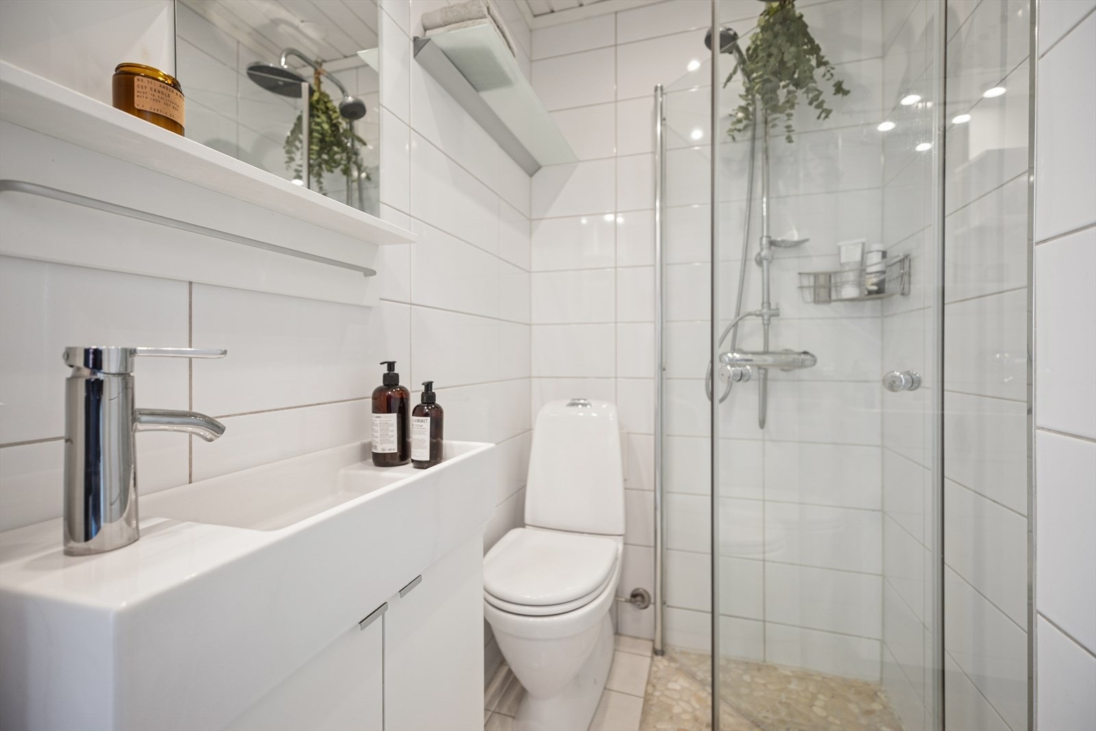 Romslig dusj med glassvegger og moderne uttrykk. Lyse flater gir et rent og tidsriktig preg. Galleribilde