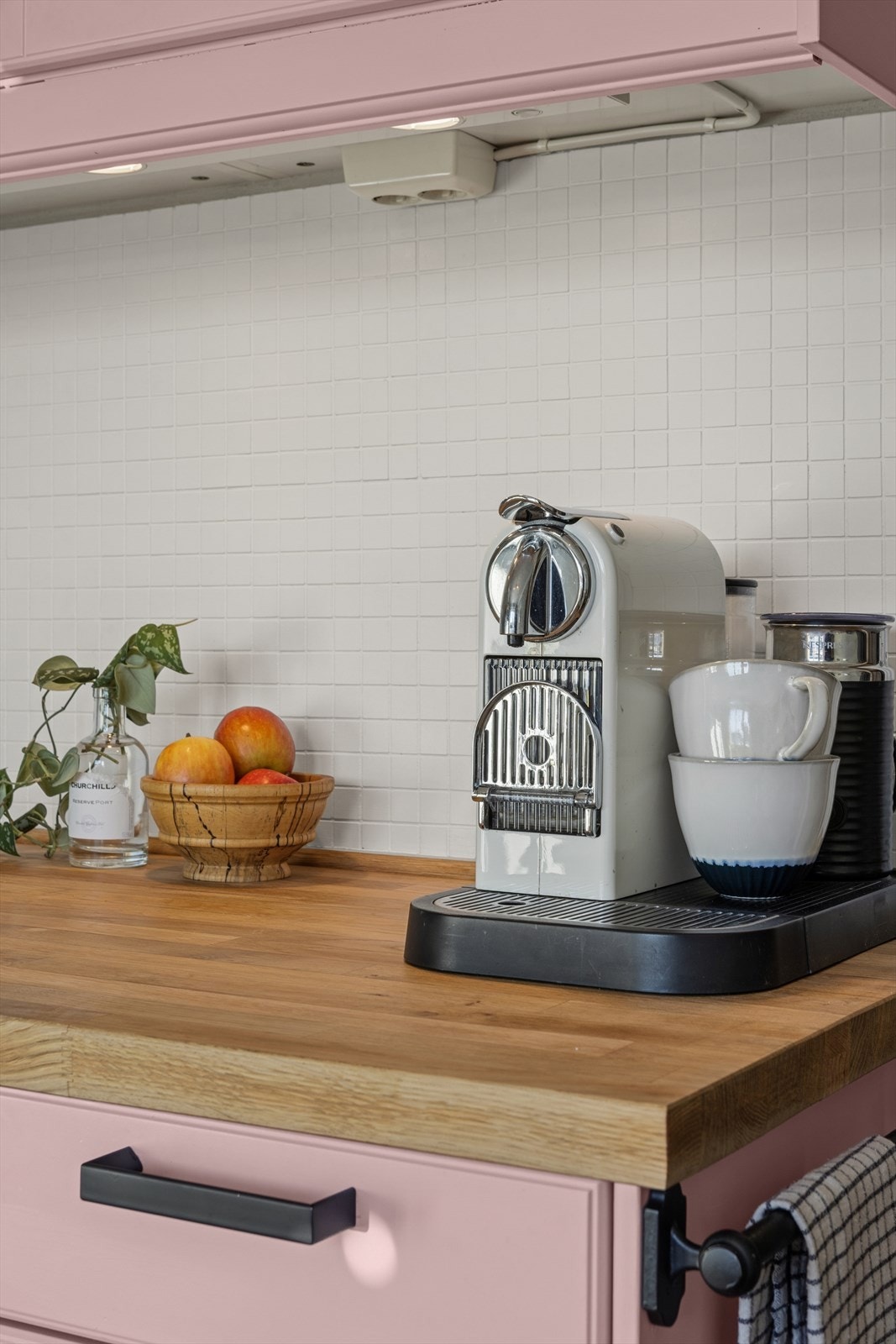 Delikat og funksjonelt kjøkken med god benkeplass og fine detaljer. Praktisk løsning med over og underskap gir gode oppbevaringsmuligheter. Galleribilde