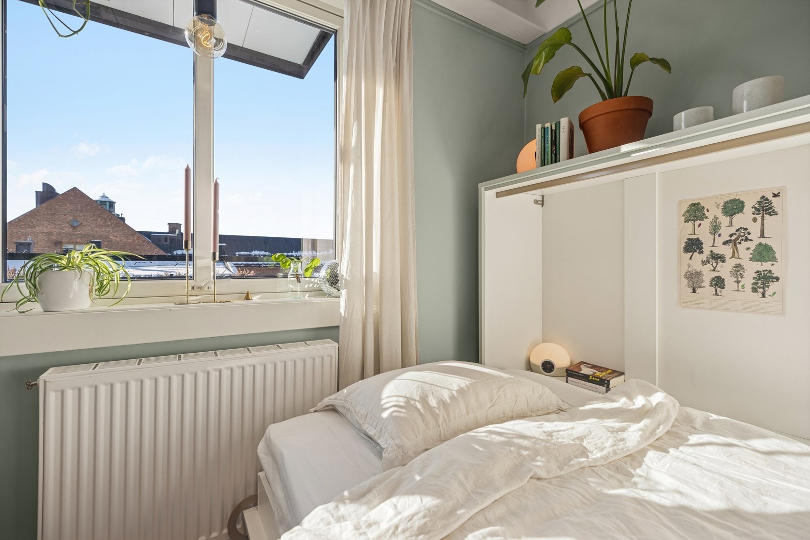 Romslig og lyst oppholdsrom med store vindusflater. Skapsengen vippes enkelt ned for kvelden og gir fullverdig soveplass. Galleribilde