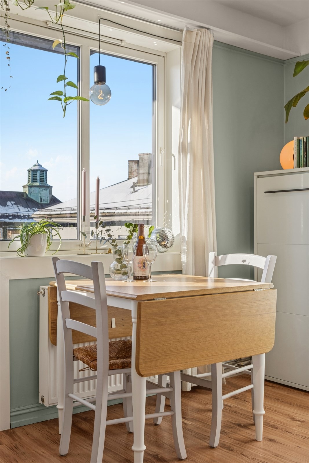 Hyggelig spiseplass ved vinduet med flott lysinnslipp og utsyn. Galleribilde