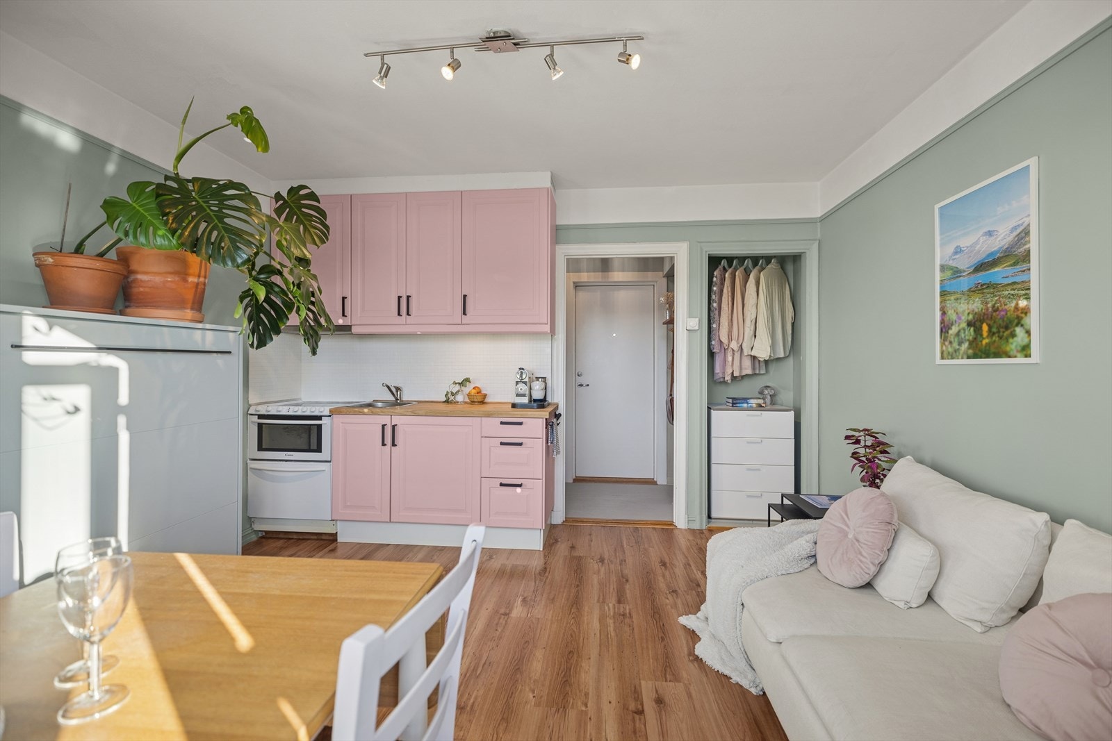 Praktisk og funksjonelt kjøkken med lyse fronter, flislagt backsplash og god skap og benkeplass. Galleribilde