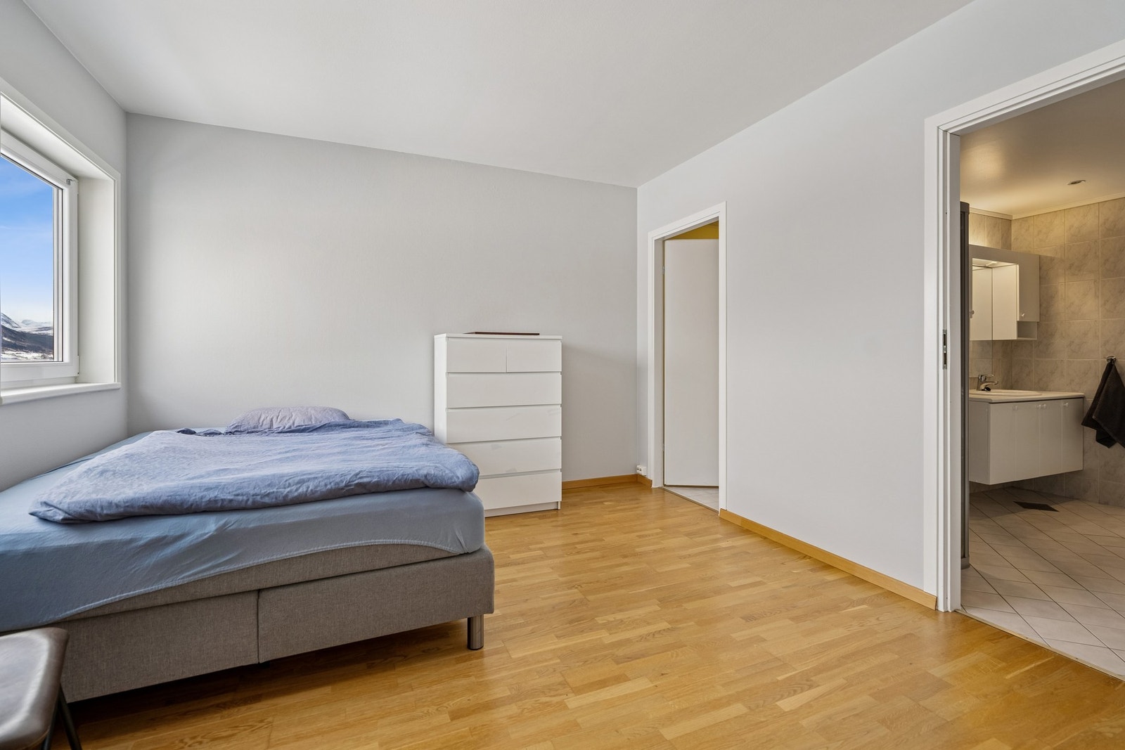 Romslig soverom med garderoberom og inngang til bad Galleribilde