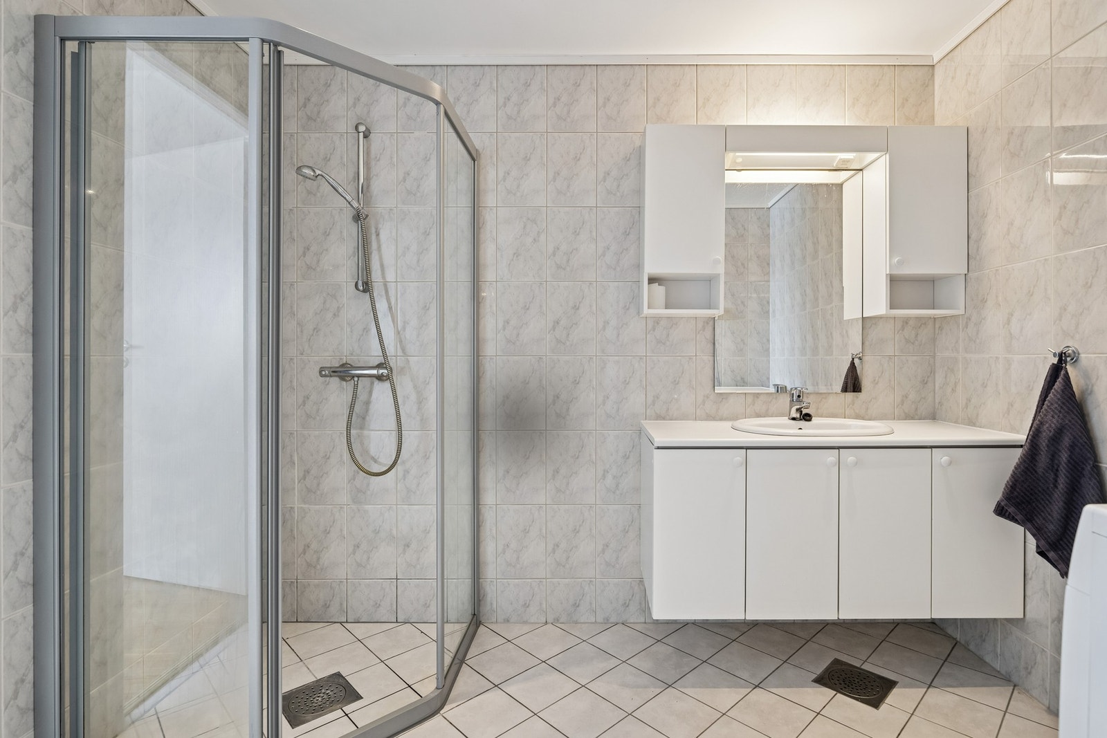 Flislagt bad med varmekabler i gulv Galleribilde