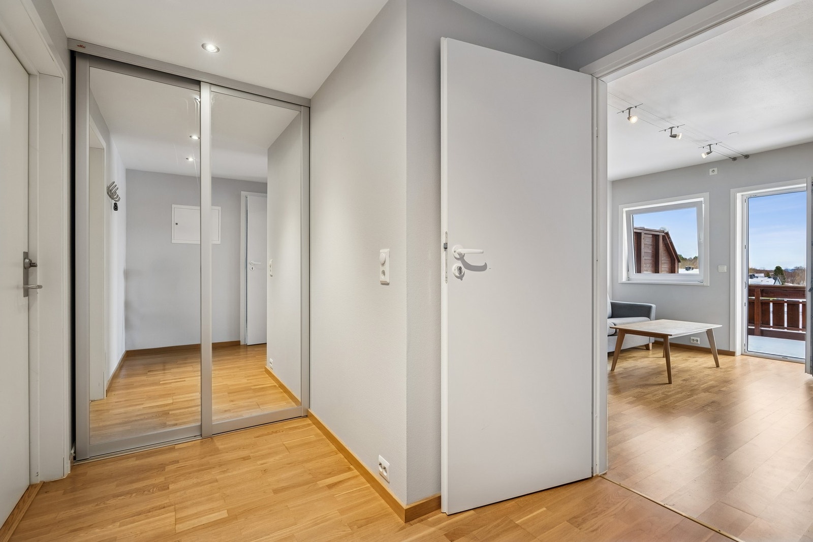 Entré med skyvedørsgarderobe og gang Galleribilde