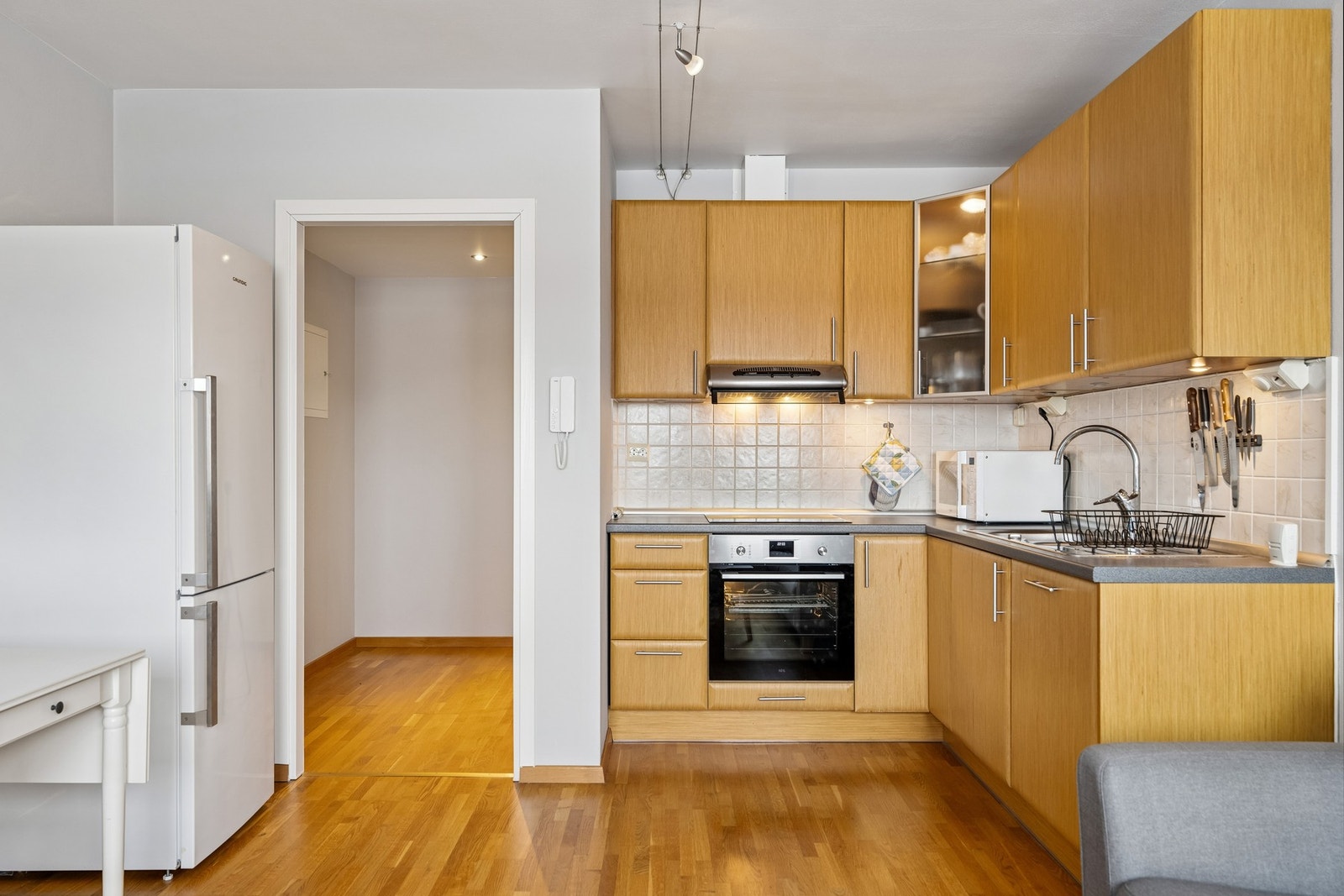 Kjøkkenet har integrerte hvitevarer. Komfyr, platetopp og armatur ble byttet i 2025 Galleribilde