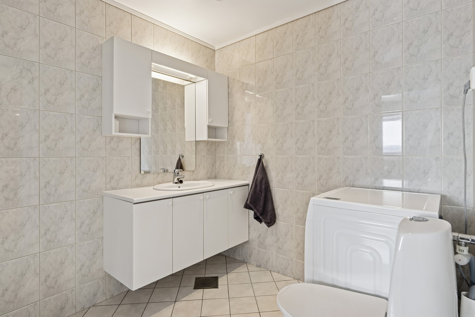 Badet har inngang både fra soverom og fra gang Galleribilde