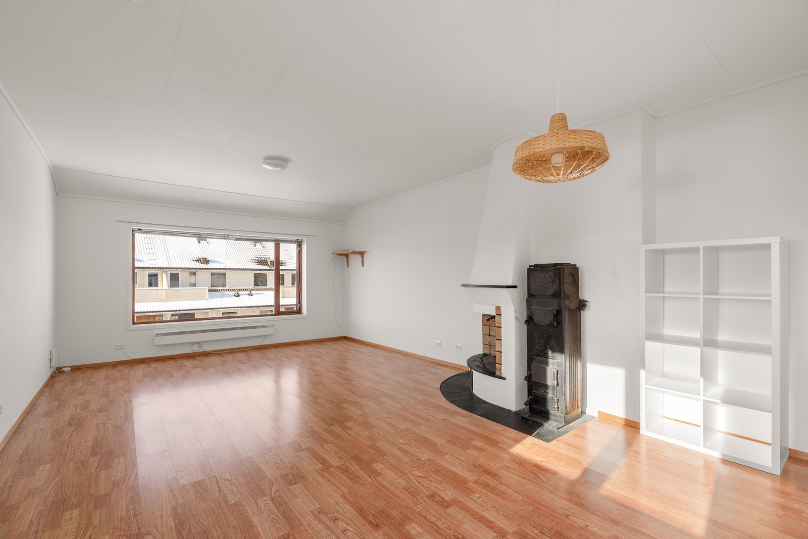 Stuen har god størrelse og oppleves lys med flere vindusflater. Galleribilde