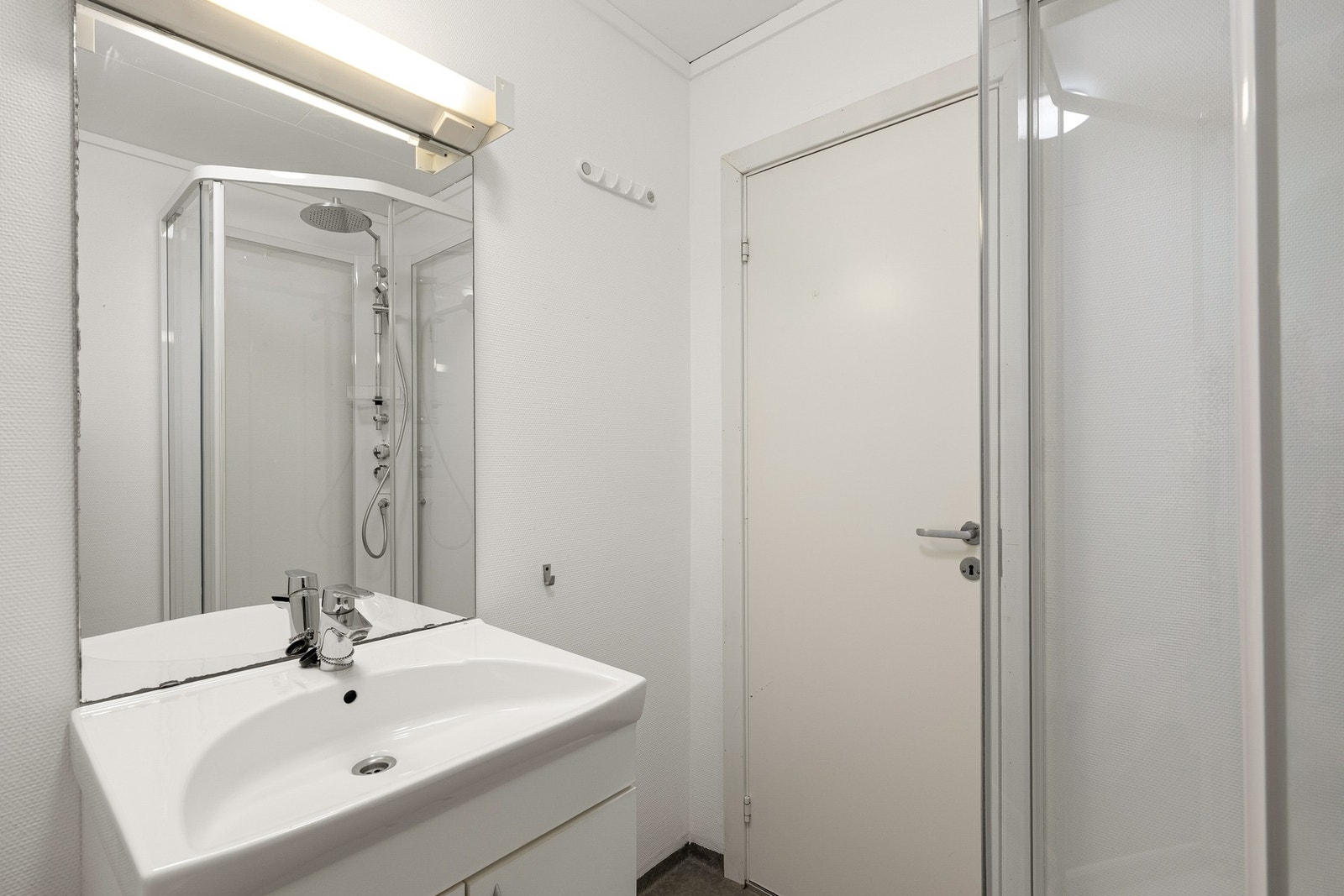 Badet ligger i denne etasjen og har gulvbelegg med varmekabler, dusjkabinett, servant og toalett. Galleribilde