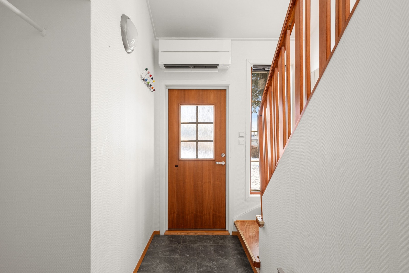 Boligen ønskes velkommen via entré og gang med trapp mellom etasjene. Galleribilde