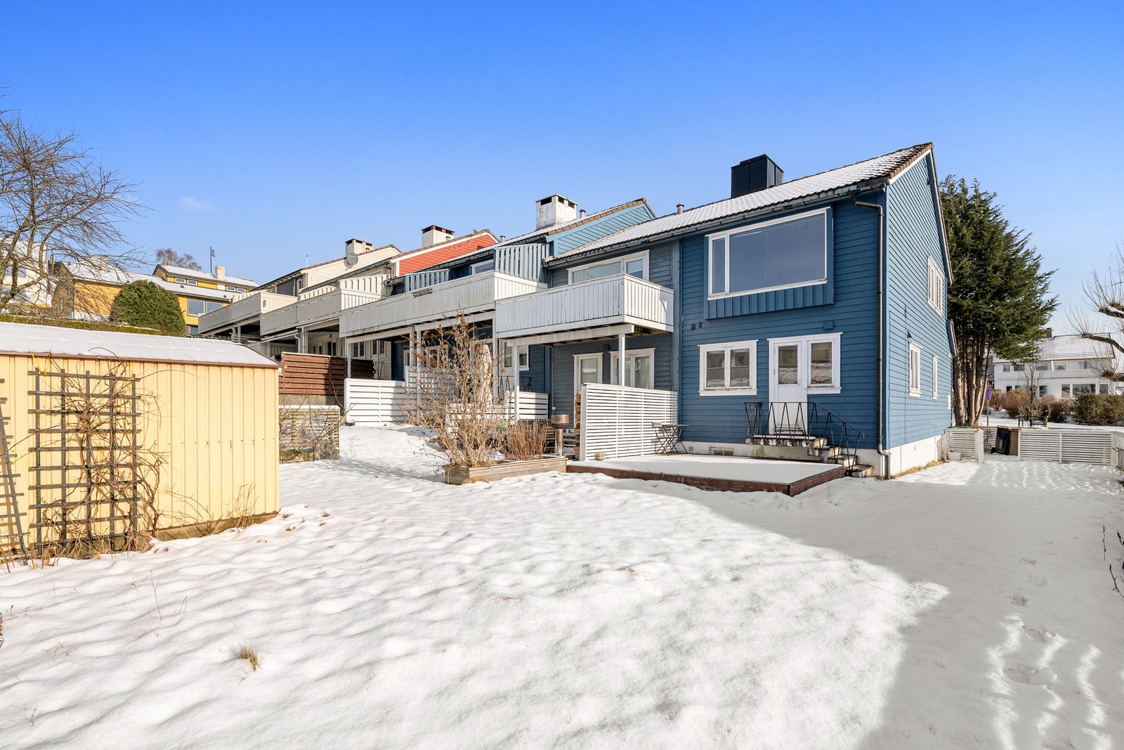 Et enderekkehus over tre plan med oppgraderingsbehov, tomten er felles og opparbeidet med grøntarealer. Galleribilde