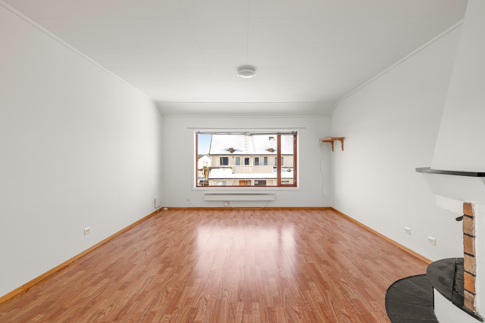 Rommet har tydelig potensial for å bli et moderne og attraktivt oppholdsrom etter oppgradering. Galleribilde