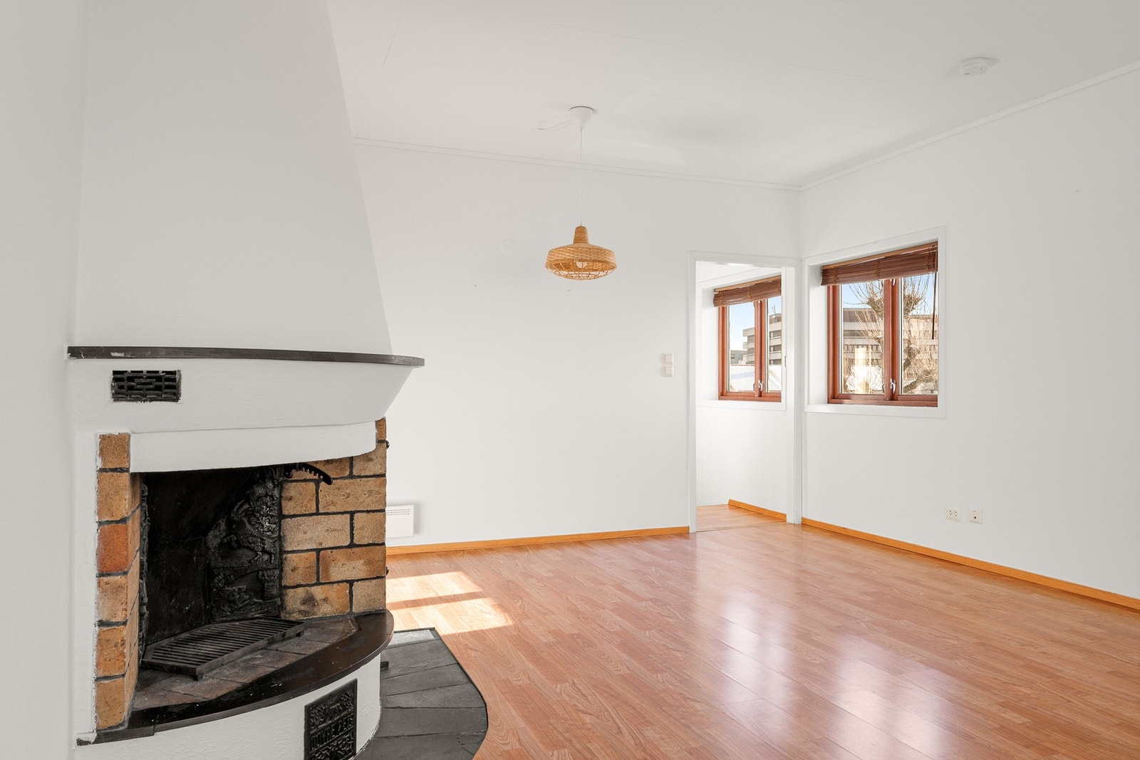 Stuen og kjøkkenet ligger på samme plan, og planløsningen gir mulighet for en mer åpen løsning mellom kjøkken og stue dersom man ønsker et mer tidsriktig uttrykk. Galleribilde