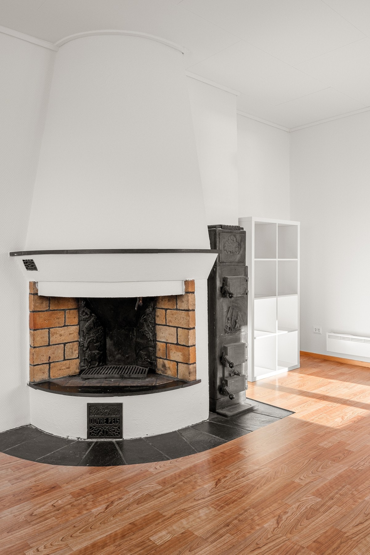 Her er både vedovn og åpen peis som gir rommet karakter og et naturlig samlingspunkt. Galleribilde