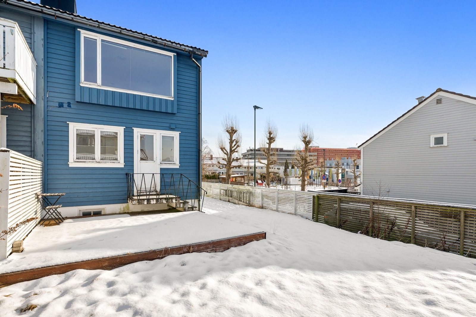 På baksiden av boligen er det etablert en treplatting på ca 35 m² som gir en skjermet uteplass. Galleribilde