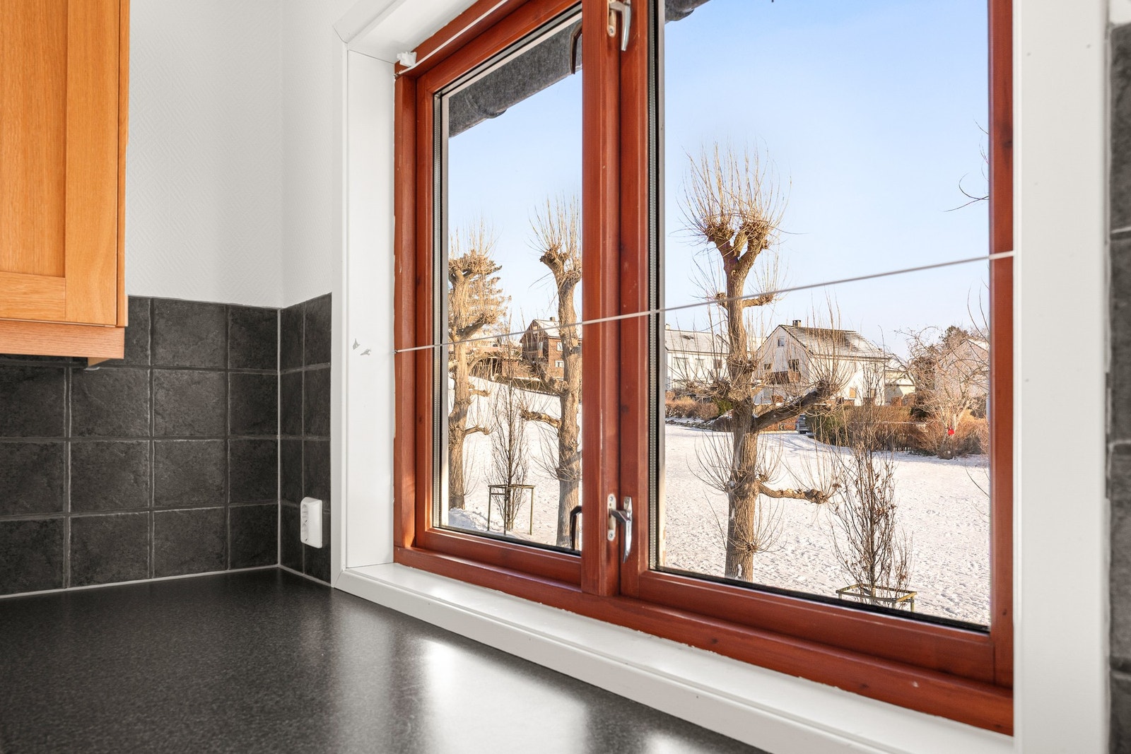 Kjøkkenet har godt med dagslys og utsyn mot rolige omgivelser. Galleribilde