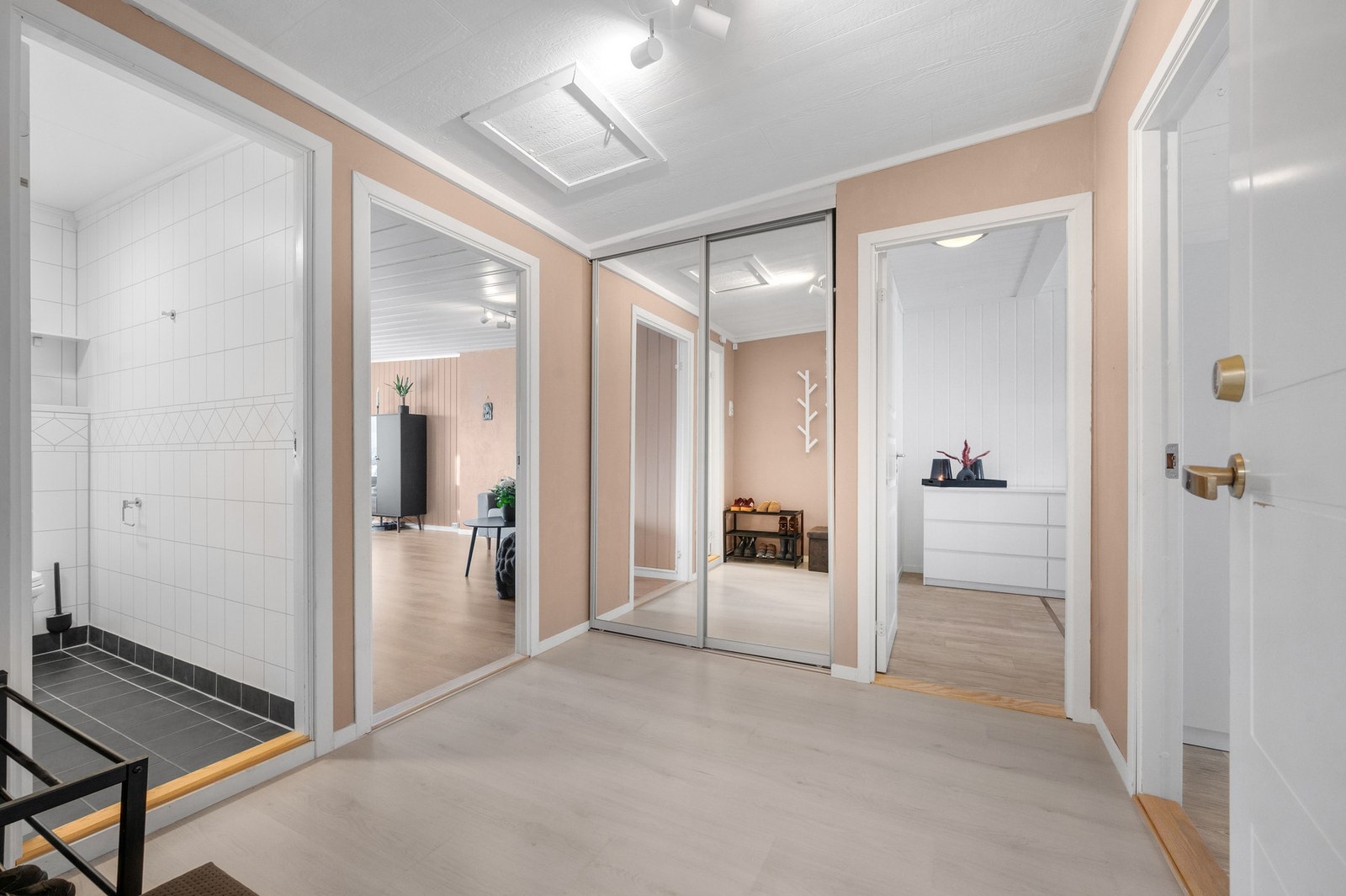 Her er vi ute i gangen igjen. Her er det inngang til de 3 soverommene og badet. Galleribilde