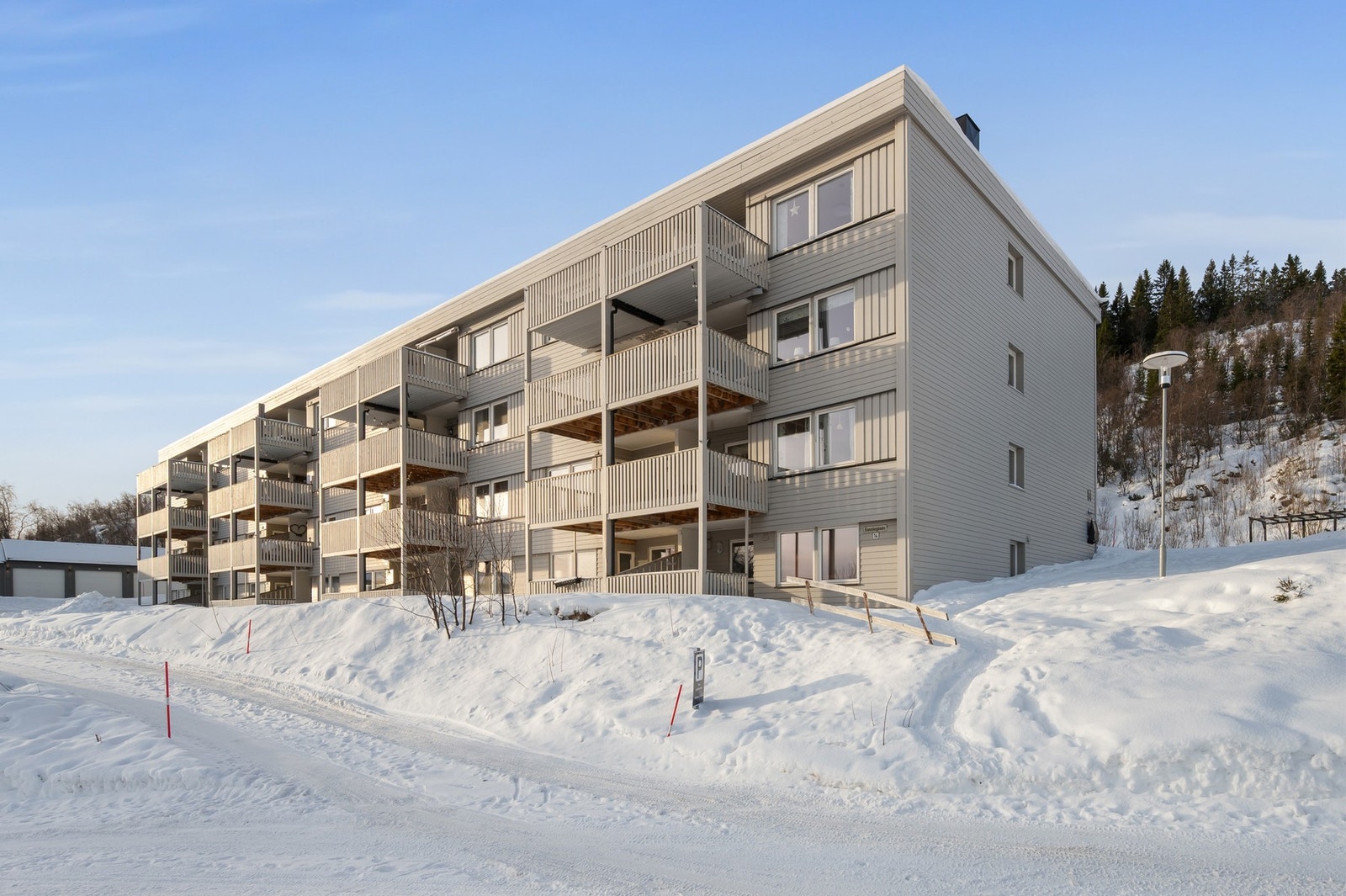 Bygget badet i fin formiddagssol. Galleribilde