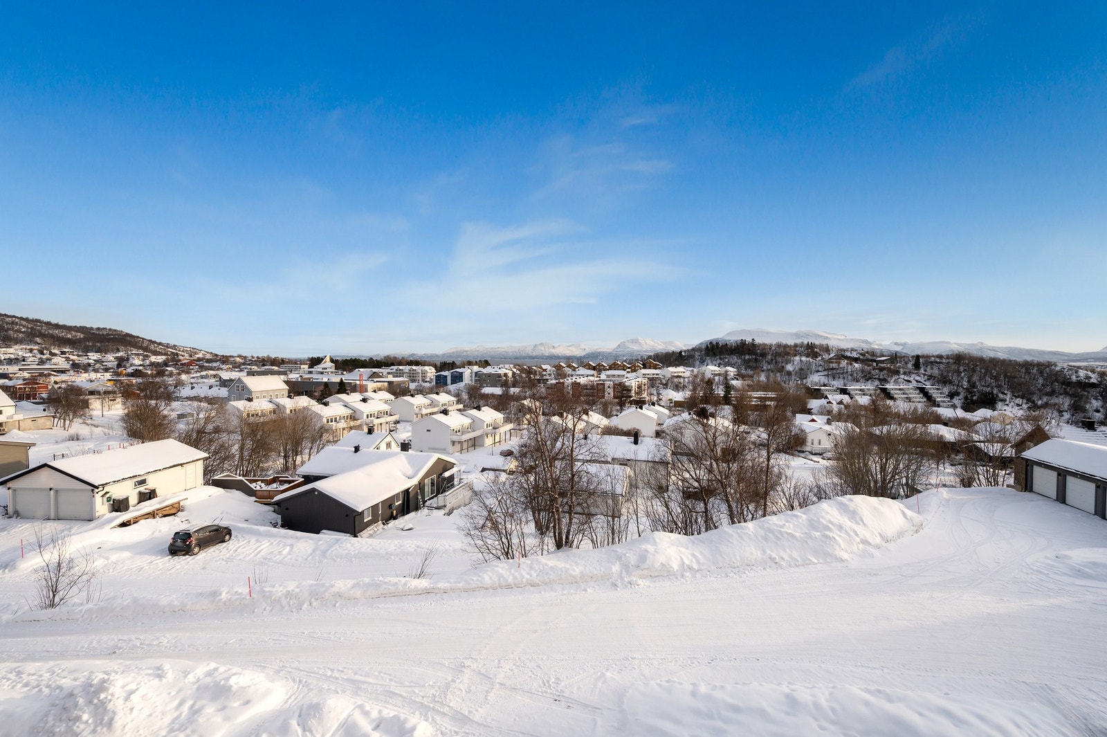 Utsikt over hele området med fjellene i bakgrunnen. Galleribilde