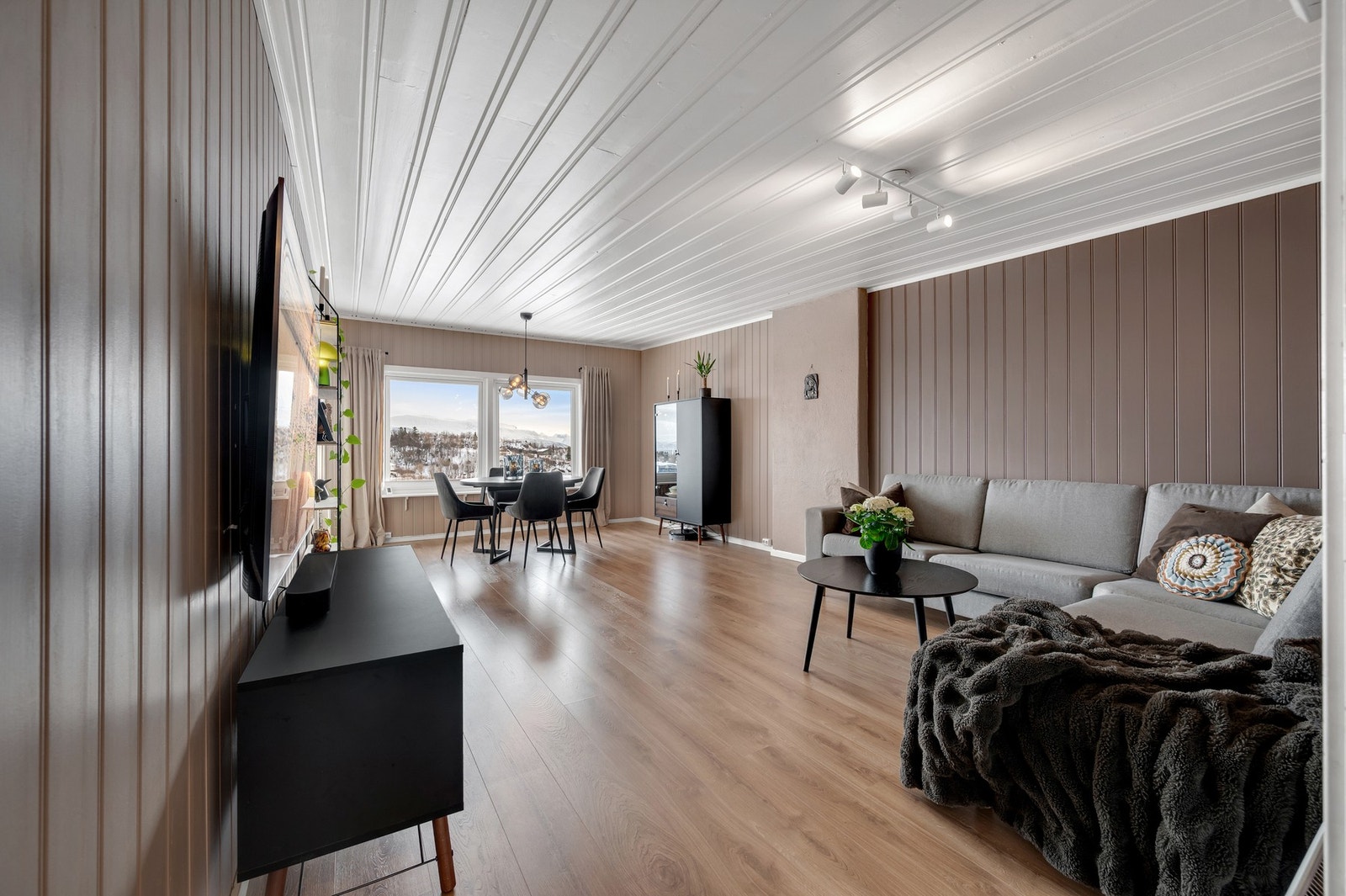 ... flotte stuen. Den er malt i moderne farger og har 1. stavs gulv. Galleribilde