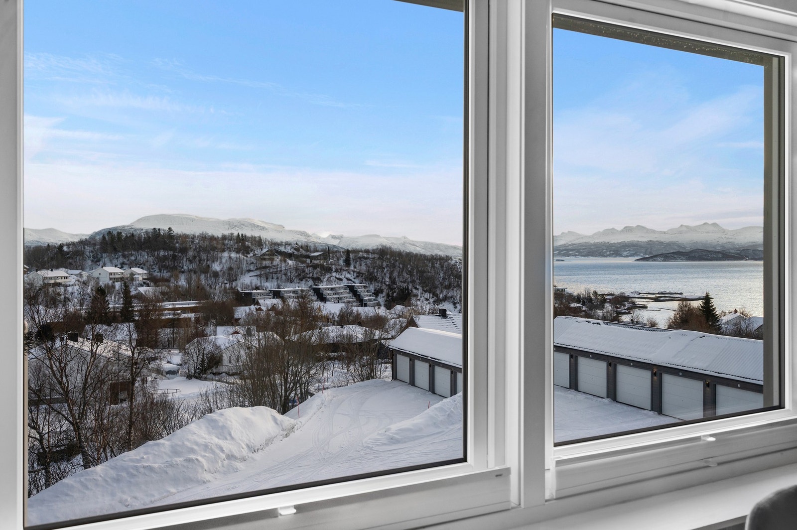 Utsikt gjennom stuevinduene. Galleribilde