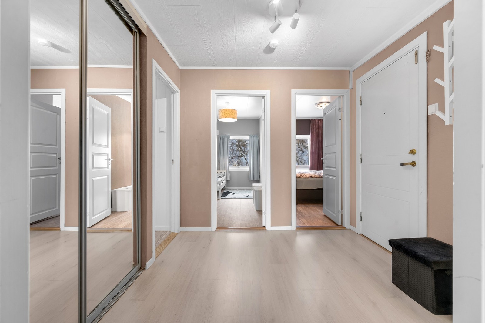 Lys og trivelig gang. Galleribilde