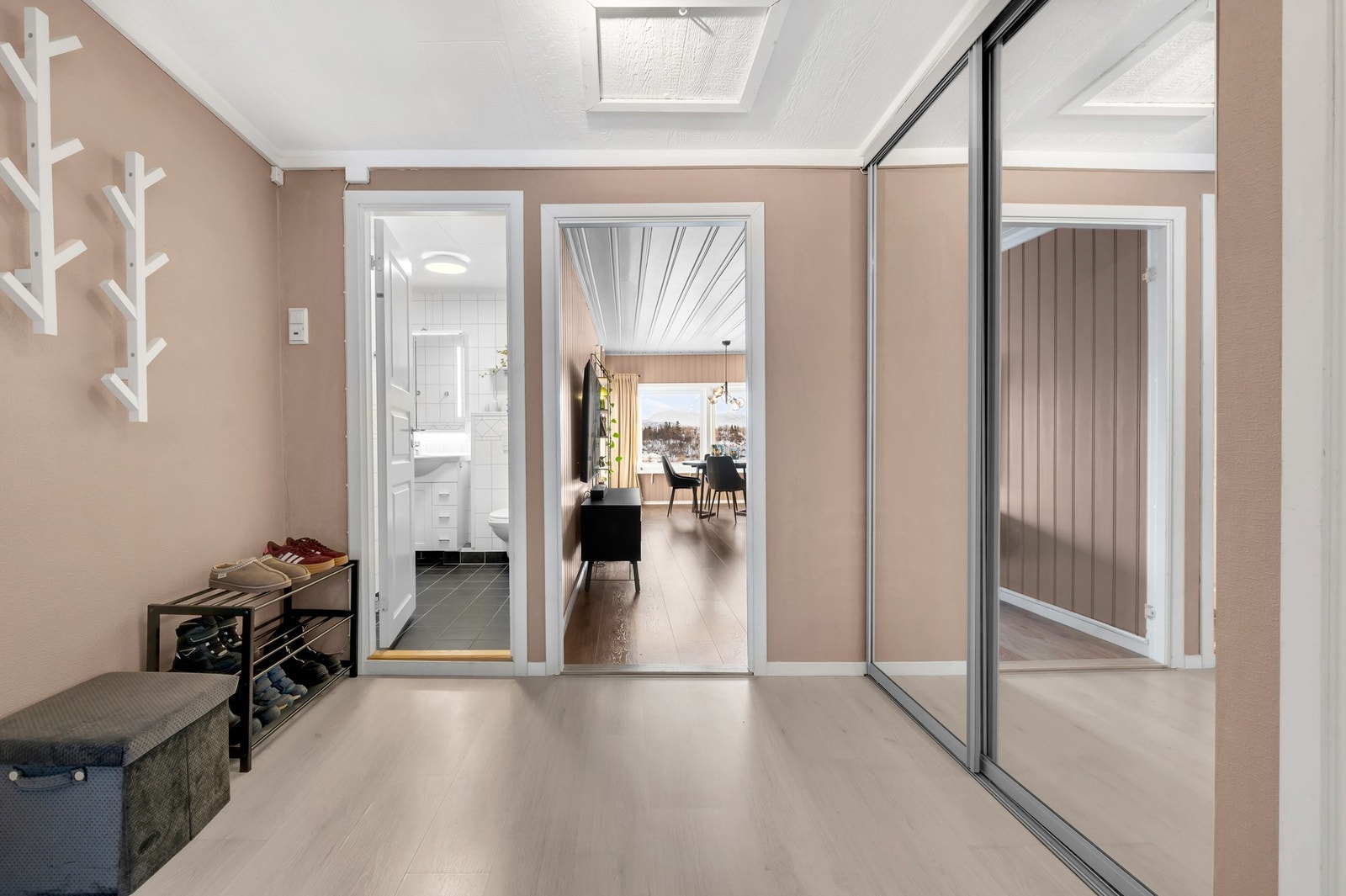 Skyvedørsgarderobe med speilfronter. Dør rett inn i denne ... Galleribilde