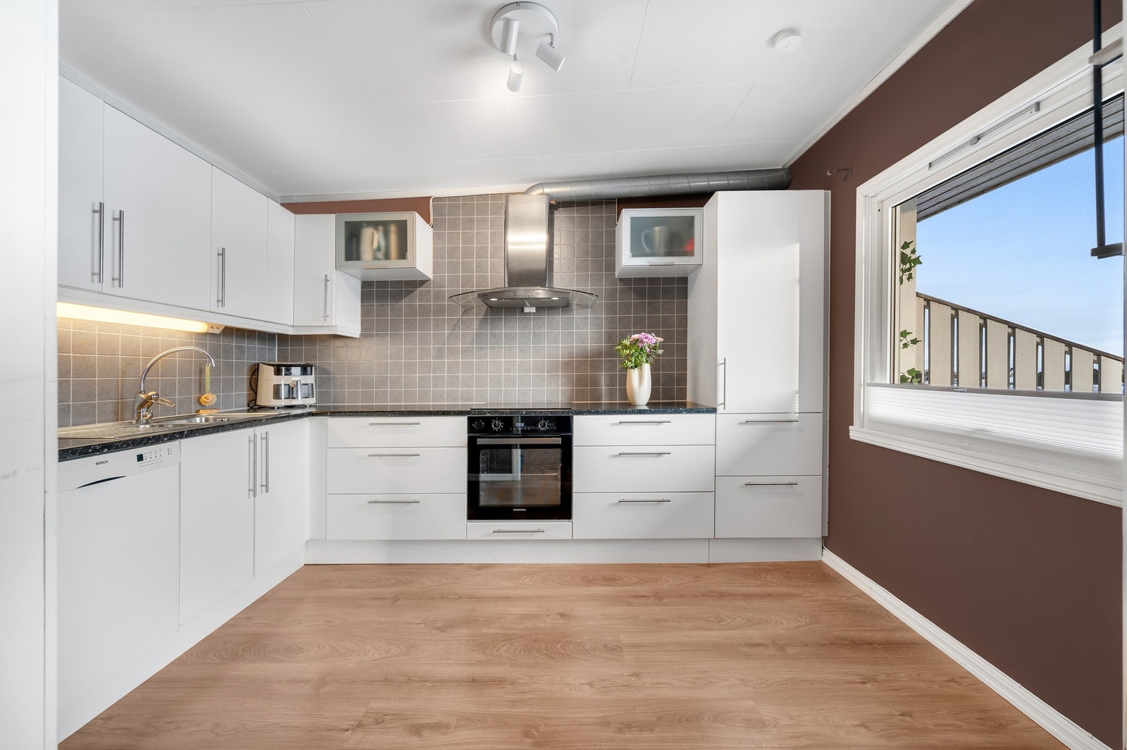 Moderne kjøkkeninnredning med hvite slette fronter. Galleribilde