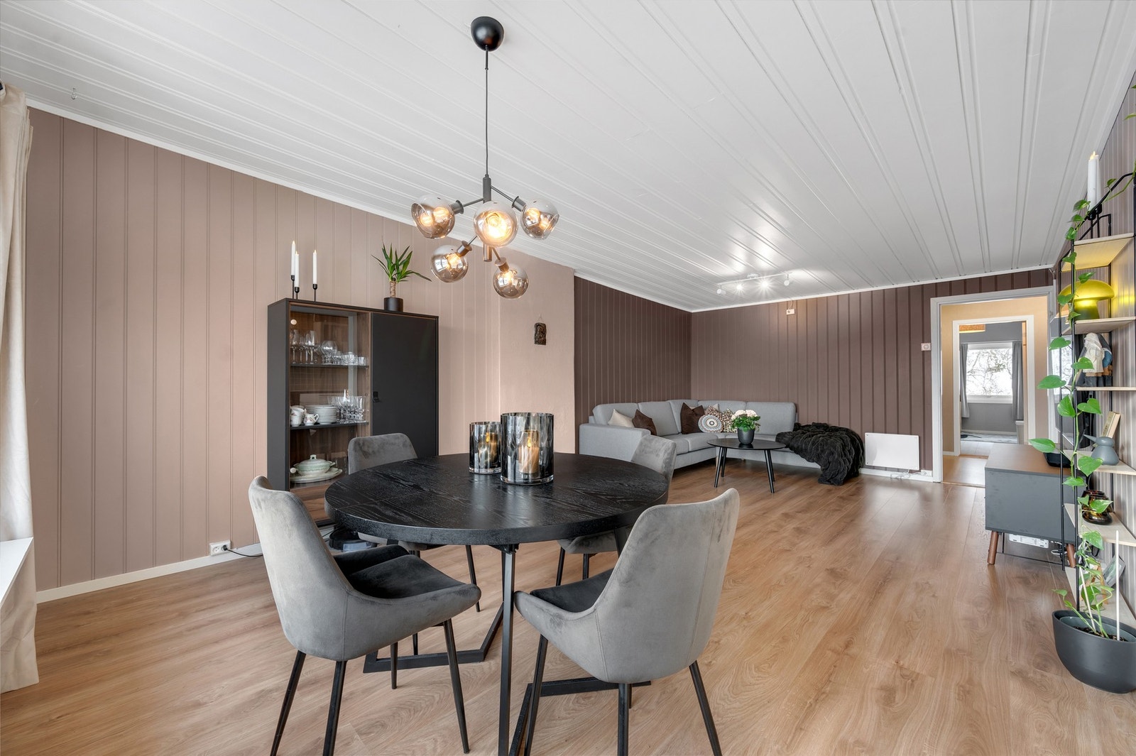 Spisestubordet er fint plassert i front av stuen. Galleribilde