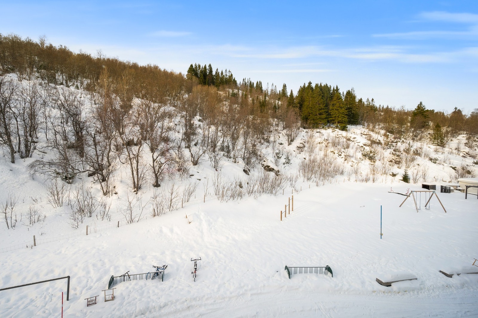 Borettslaget har flotte opparbeidede fellesarealer på baksiden. Galleribilde