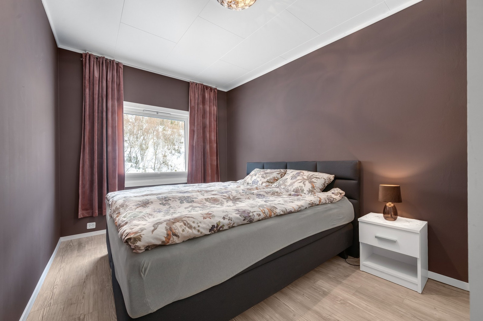 Hovedsoverommet er smakfullt innredet og er romslig. Galleribilde