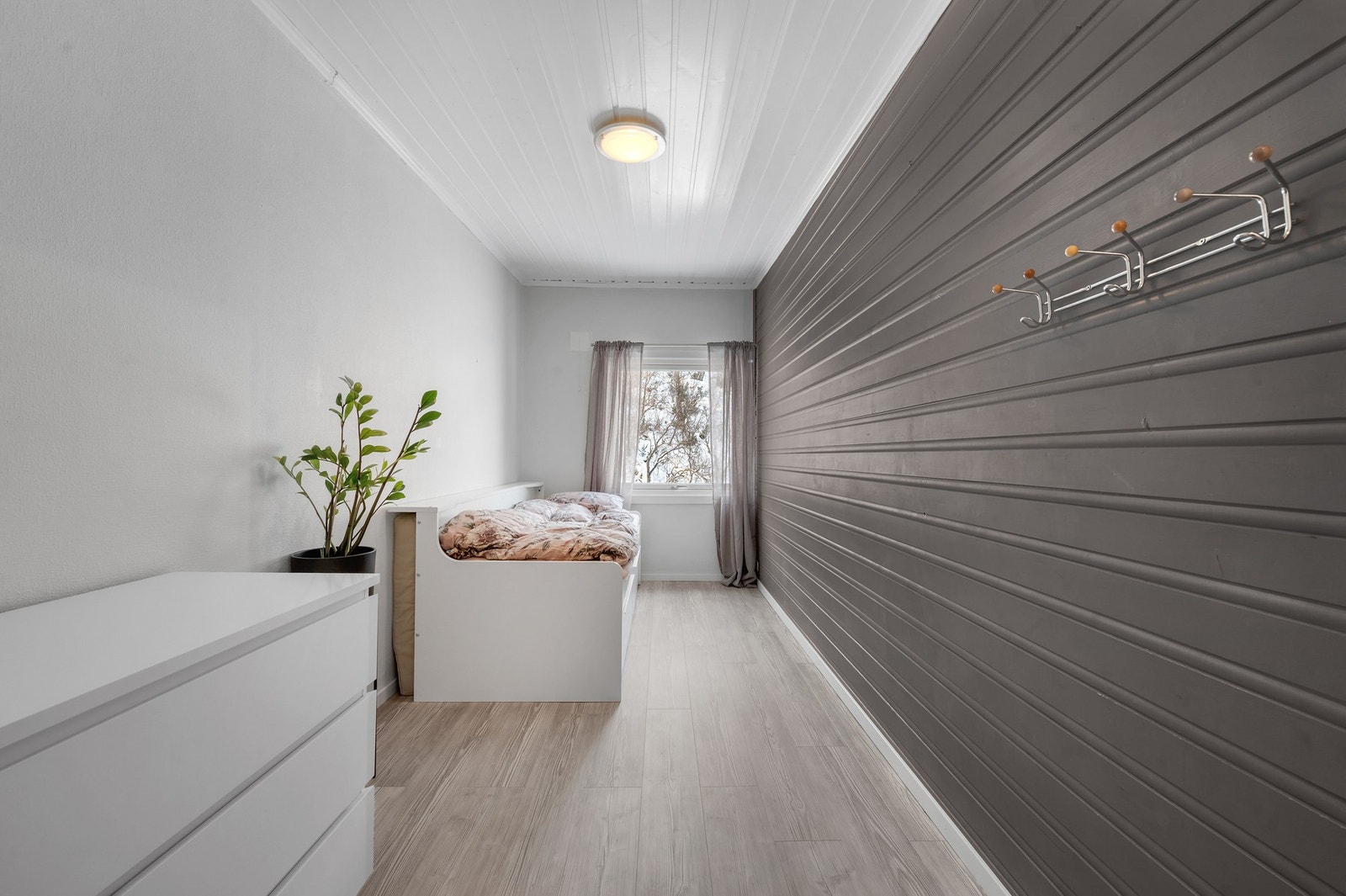 Soverom II er også malt i moderne farger og har fint lys inn gjennom vinduet. Galleribilde