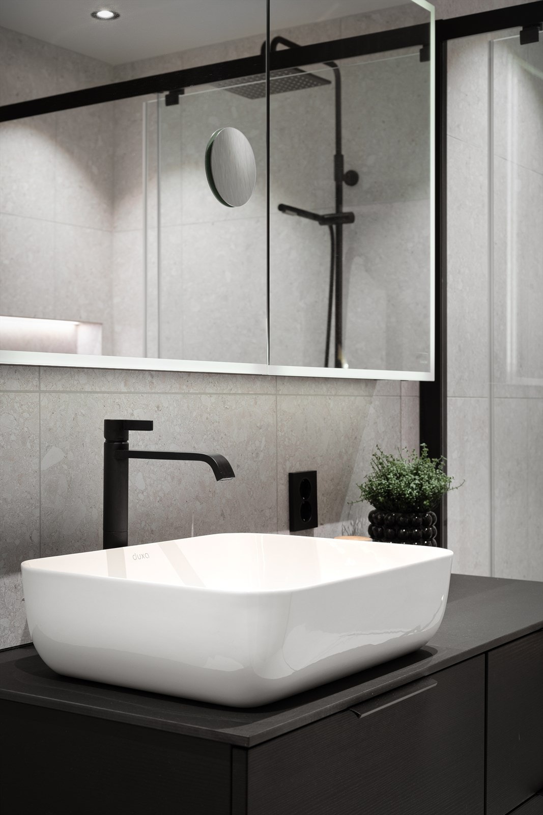 Speglskapet er frå Scala bad, med praktiske innvendige hyller og innebygd høgtalar. Galleribilde