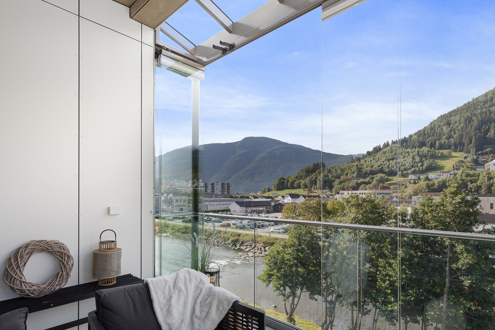 Frå balkongen har ein flott utsikt mot elva og Stedje, samt framover Sogndalsdalen. Galleribilde