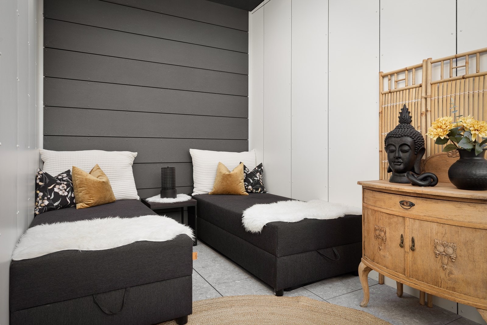 Med god plass til både sittegruppe og annan innreiing ligg alt til rette for å skape ei hyggjeleg atmosfære der du kan nyte morgonkaffien, lese ei bok eller berre lene deg tilbake og kjenne på roen. Galleribilde