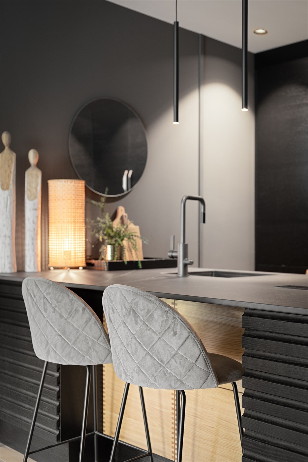 I framkant av kjøkenet er det lagt til rette for barstolar på kjøkkenøya - ideelt for uformelle måltid og sosialt samvær. Galleribilde