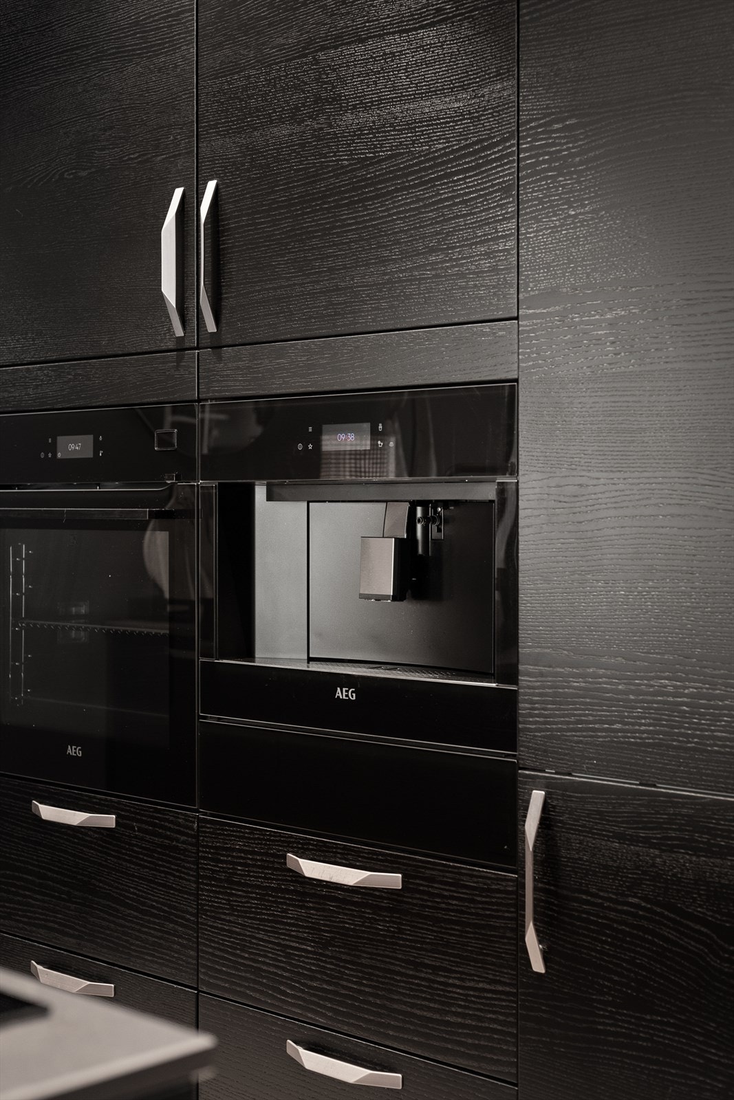 Her kan du nyte fordelane av integrert kaffimaskin frå AEG. Galleribilde