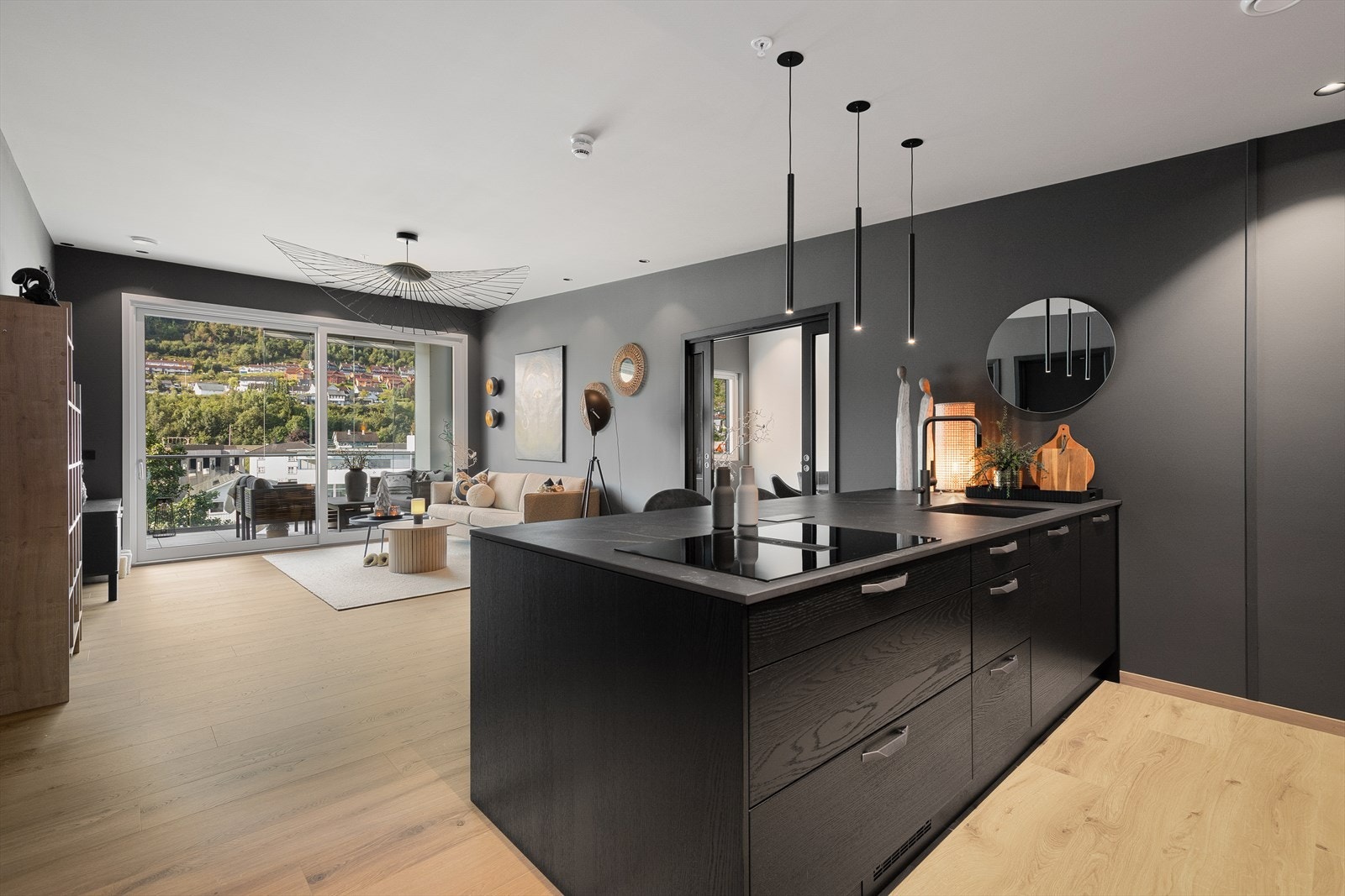 Velkomen inn til hjartet av bustaden - her ligg kjøken og stove i open løysing og dannar eit naturleg samlingspunkt i heimen. Galleribilde