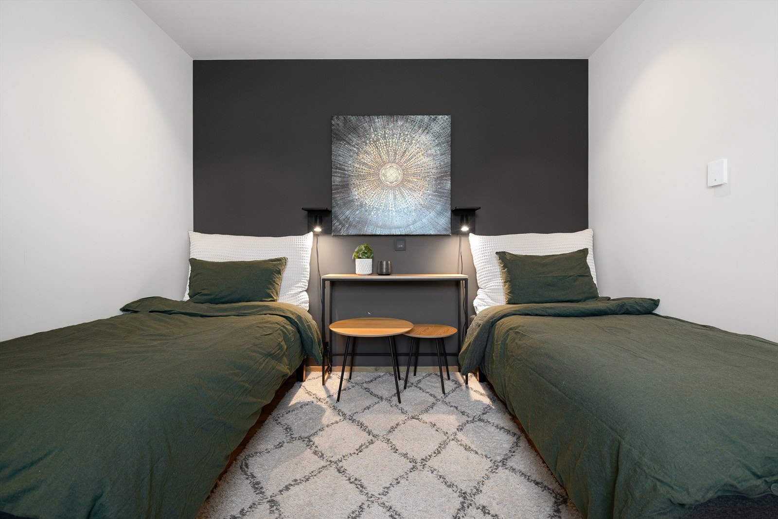 Bustadens andre soverom er også av god størrelse, med plass til ei dobbeltseng - eller to enkeltsenger, slik det er innreidd i dag. Perfekt som gjesterom når ein har bruk for fleire sengeplassar. Galleribilde