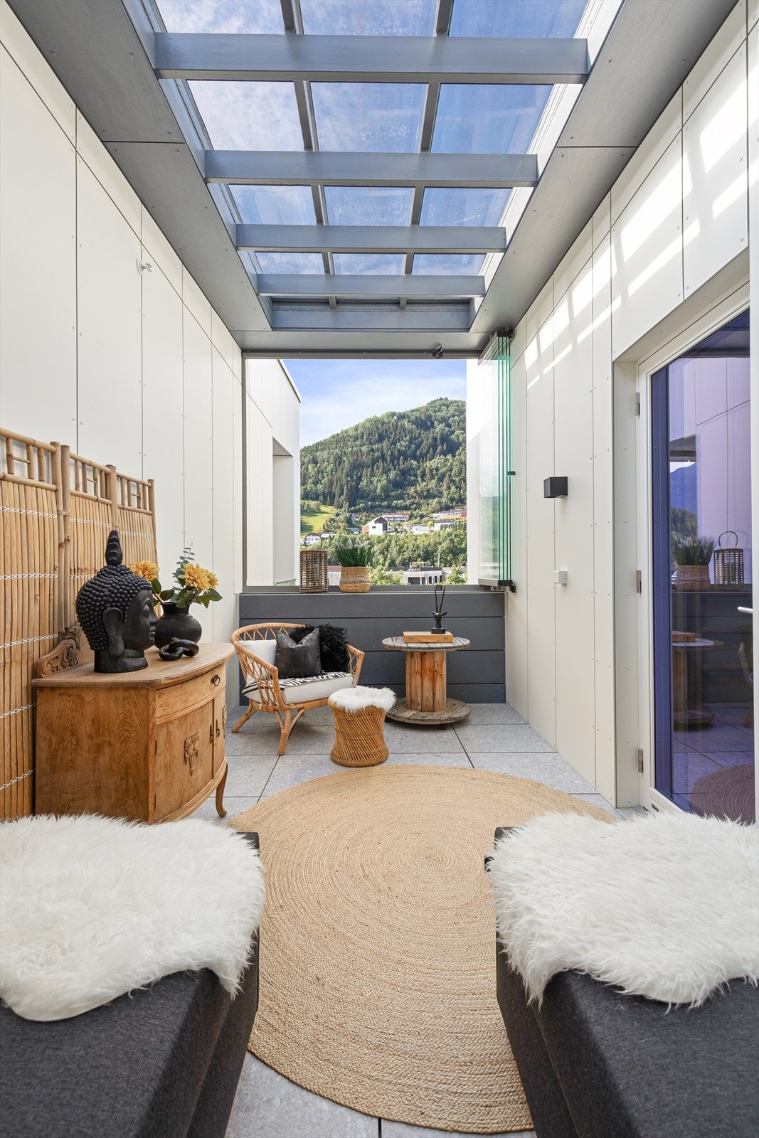 Velkommen ut til bustadens andre innglasa balkong - ein lun og triveleg forlenging av opphaldsrommet. Galleribilde