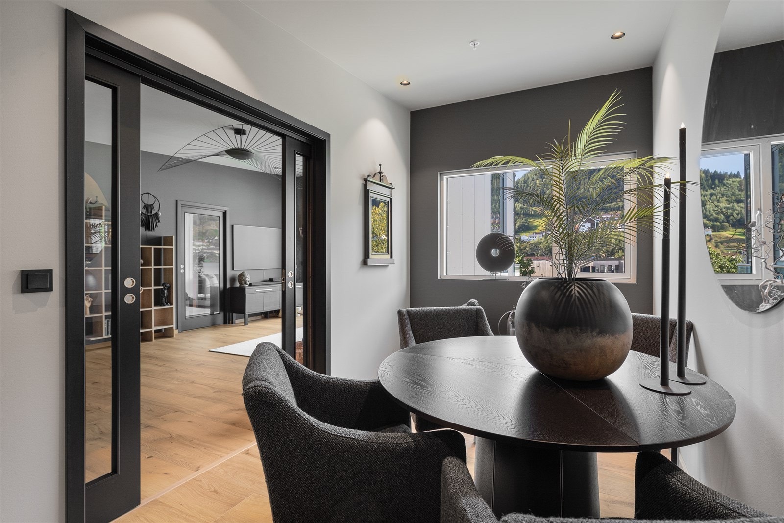 Rommet har store glass skyvedører som skapar ein open og flytande overgang mellom romma. Galleribilde