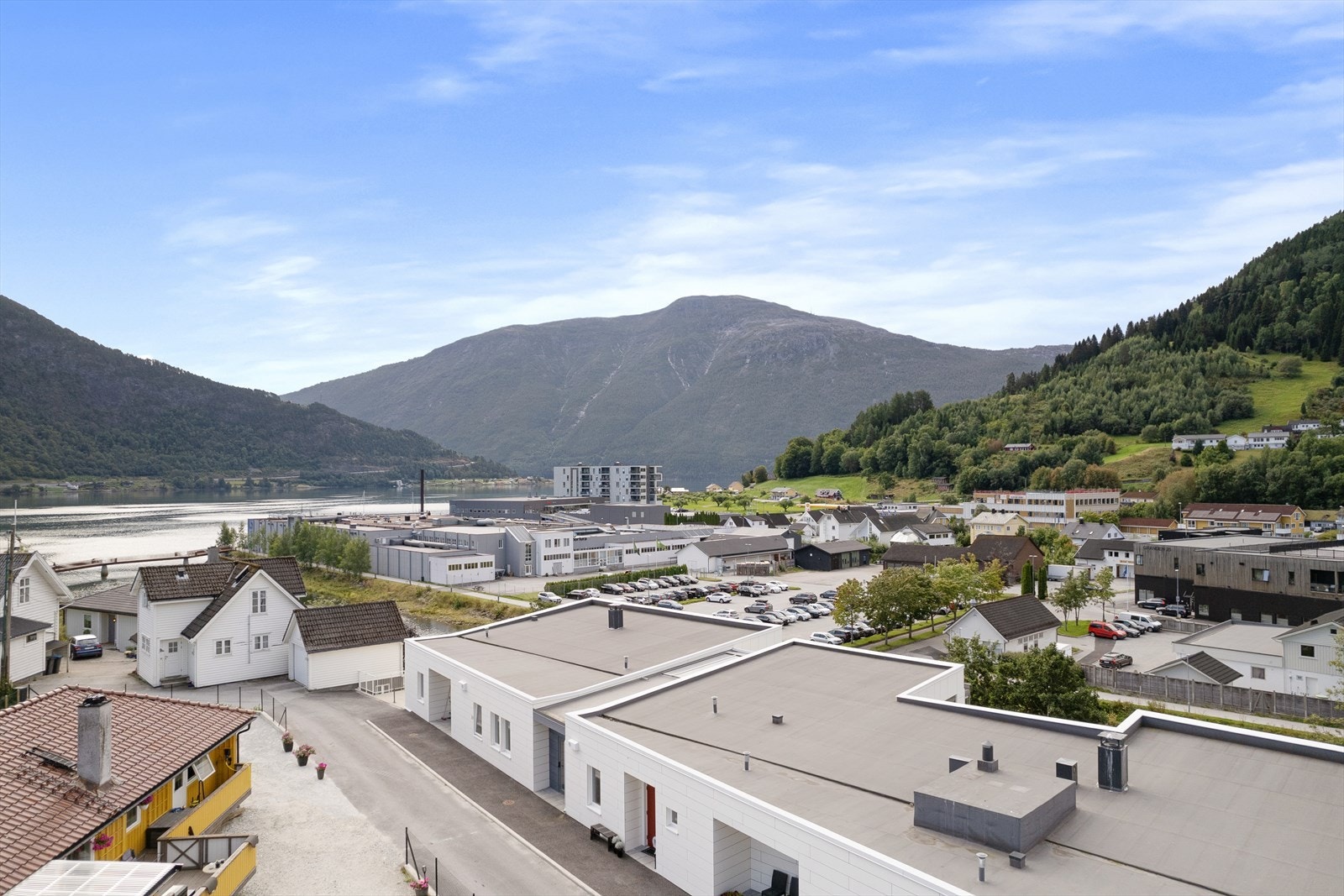 Her bur du lettvint til, med alt Sogndal sentrum har å by på rett utanfor dørstokken. Galleribilde