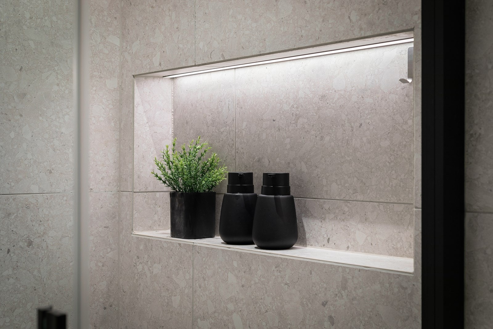 Baderommet har fleire lekkre detaljar, som ein veggnisje som både er stilfull og praktisk. Galleribilde